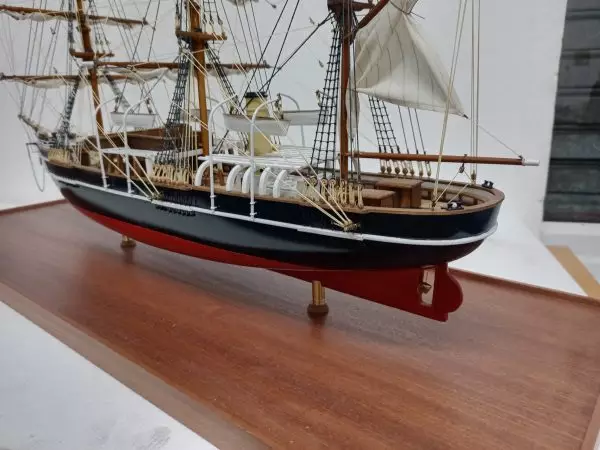 RRS Discovery Model Ship - PSM9275