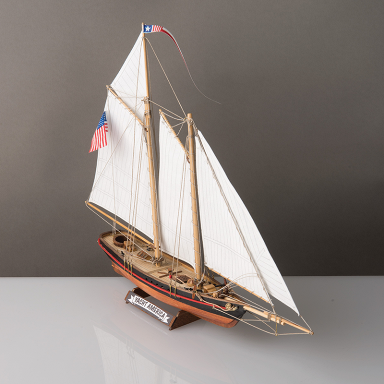 America Yacht Model Kit Scale 1:155 – Corel (SM102)