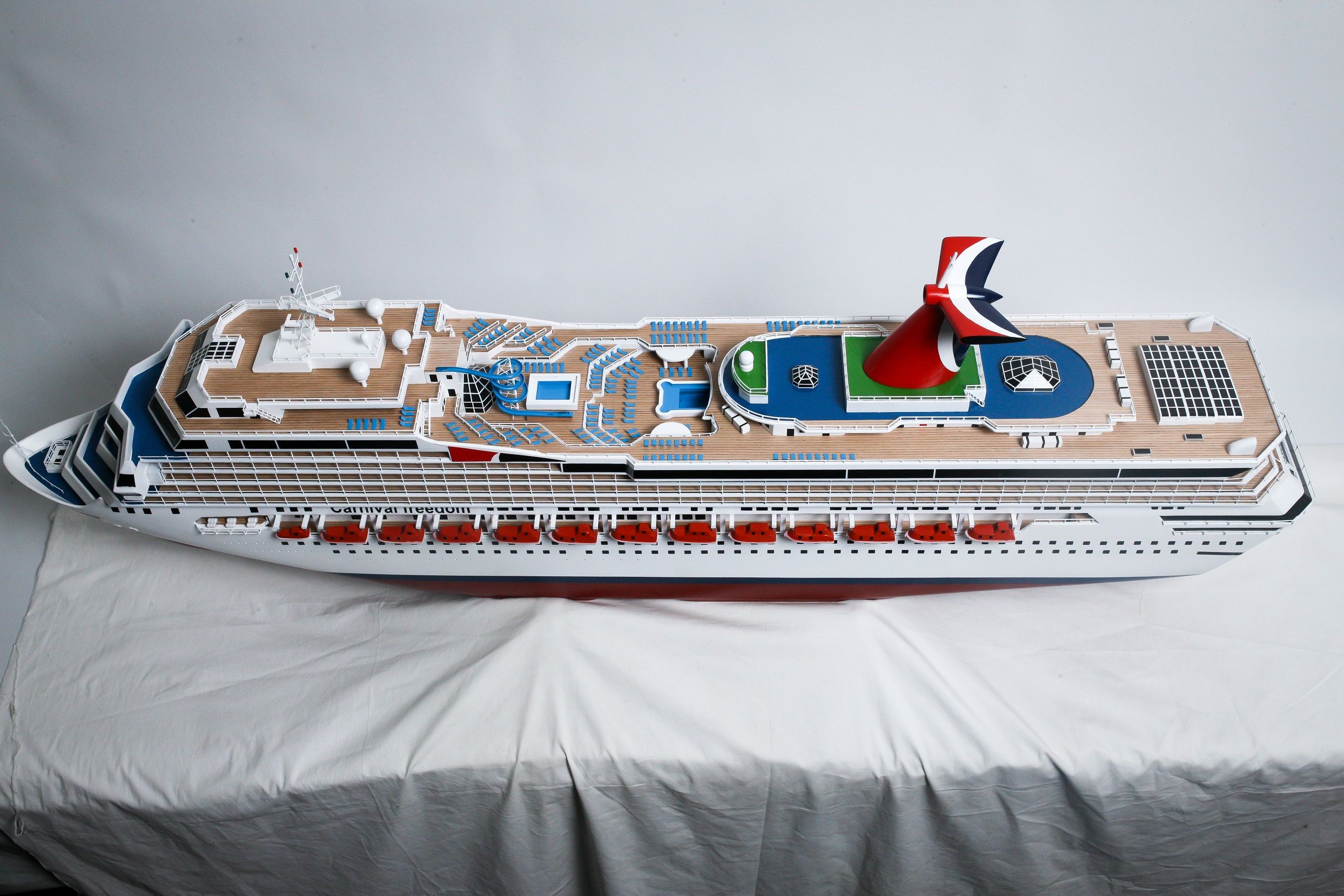 1526-9160-Carnival-Freedom-Cruise-Vessel-Model-Boat