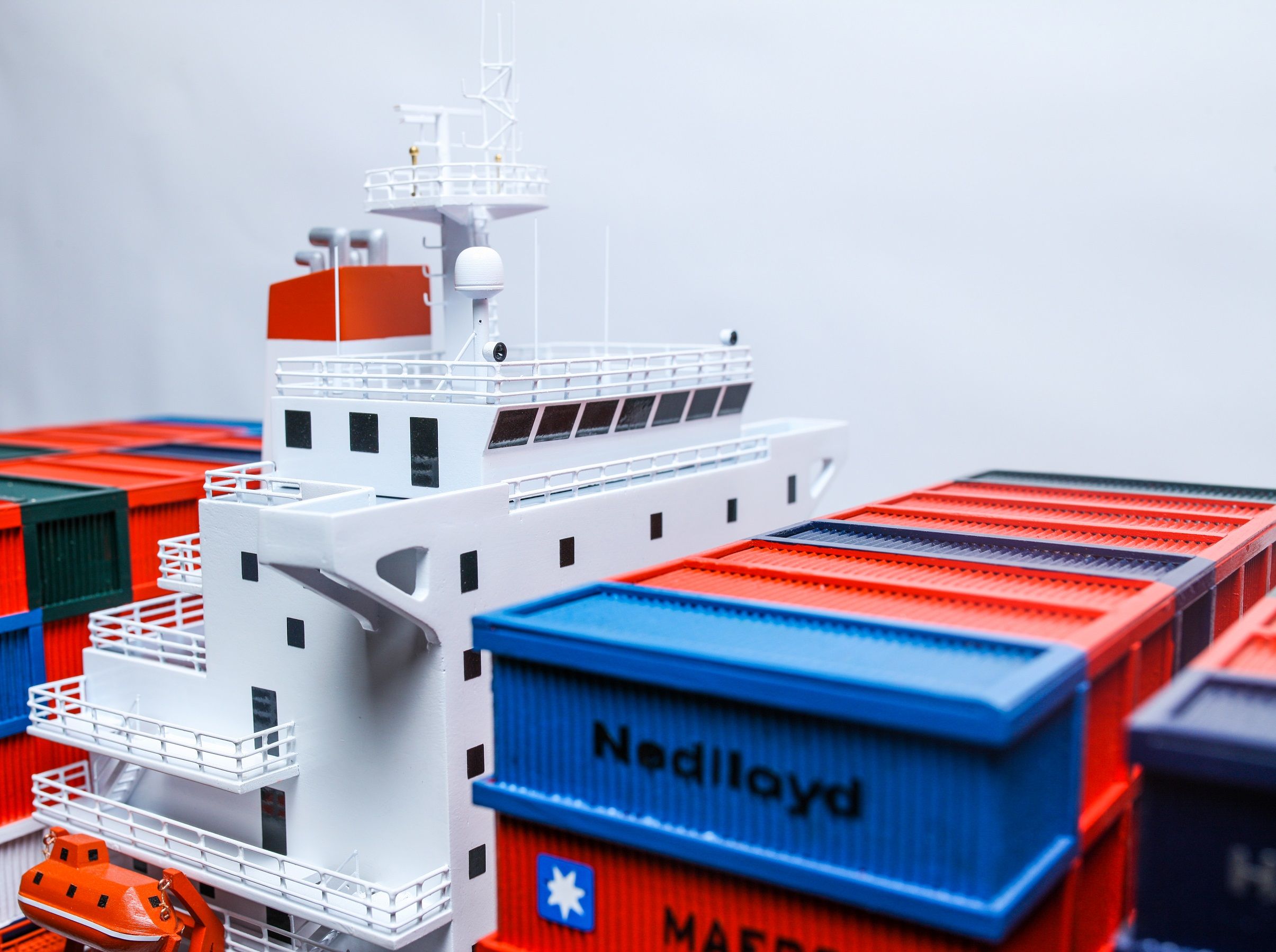 1527-9167-Hamburg-Sud-Container-Ship-Model