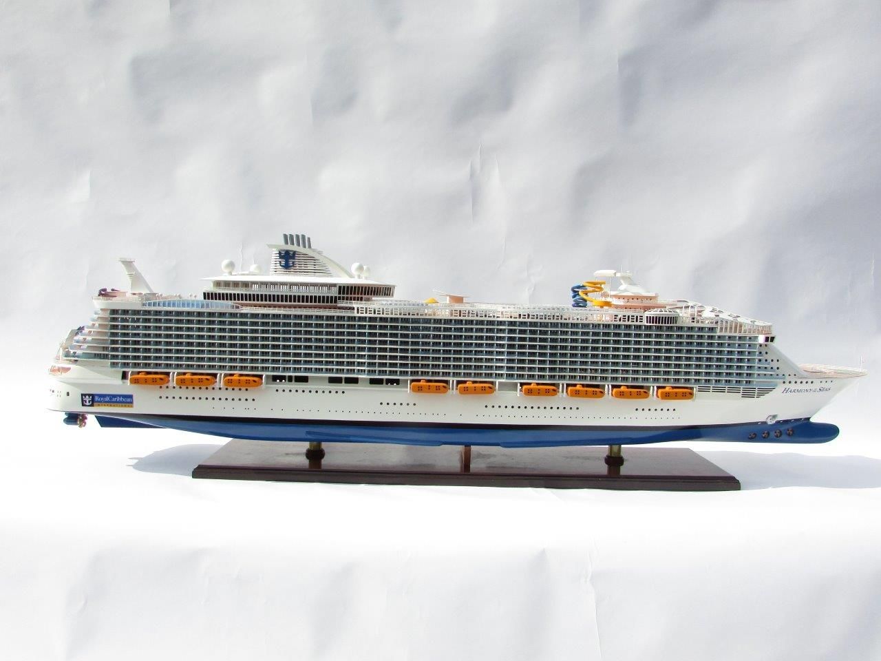 1784-10044-Harmony-of-the-Seas-Model-Ship