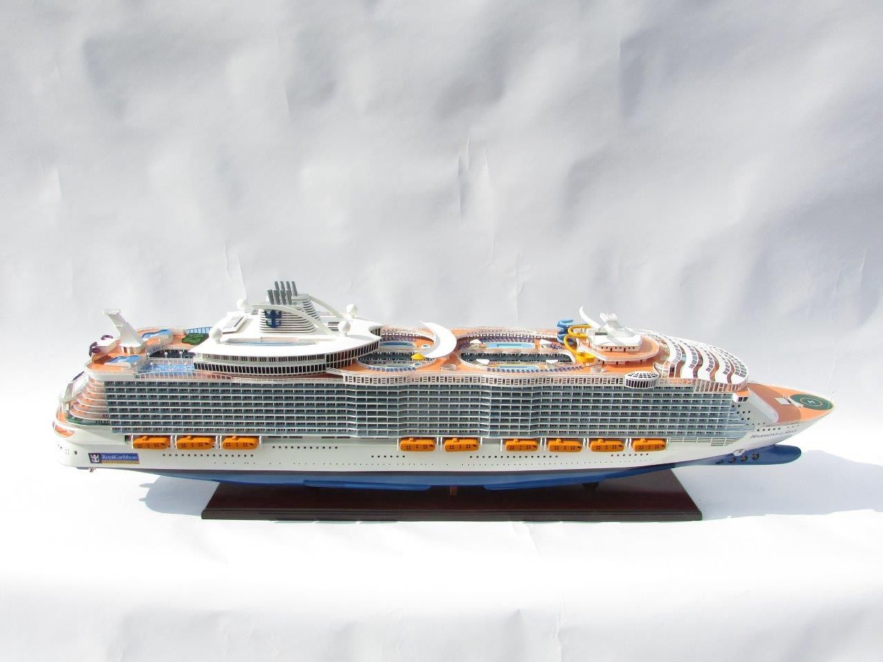 1784-10045-Harmony-of-the-Seas-Model-Ship