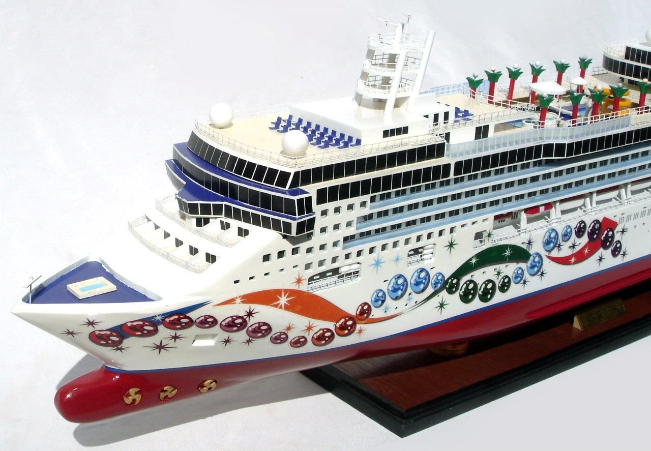 2083-12360-Norwegian-Pearl-Model-Ship