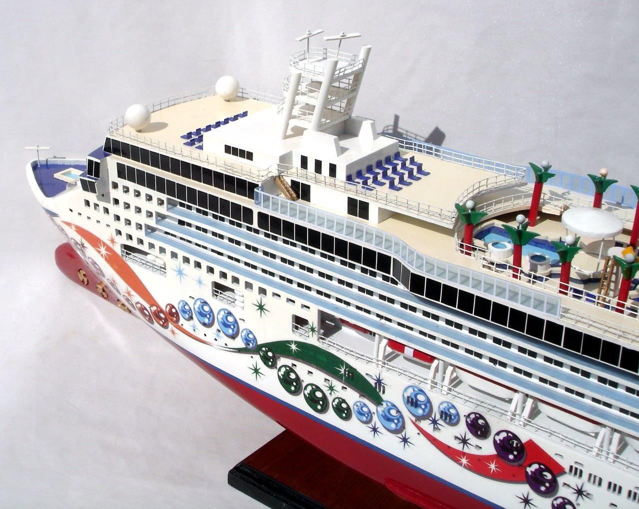 2083-12365-Norwegian-Pearl-Model-Ship
