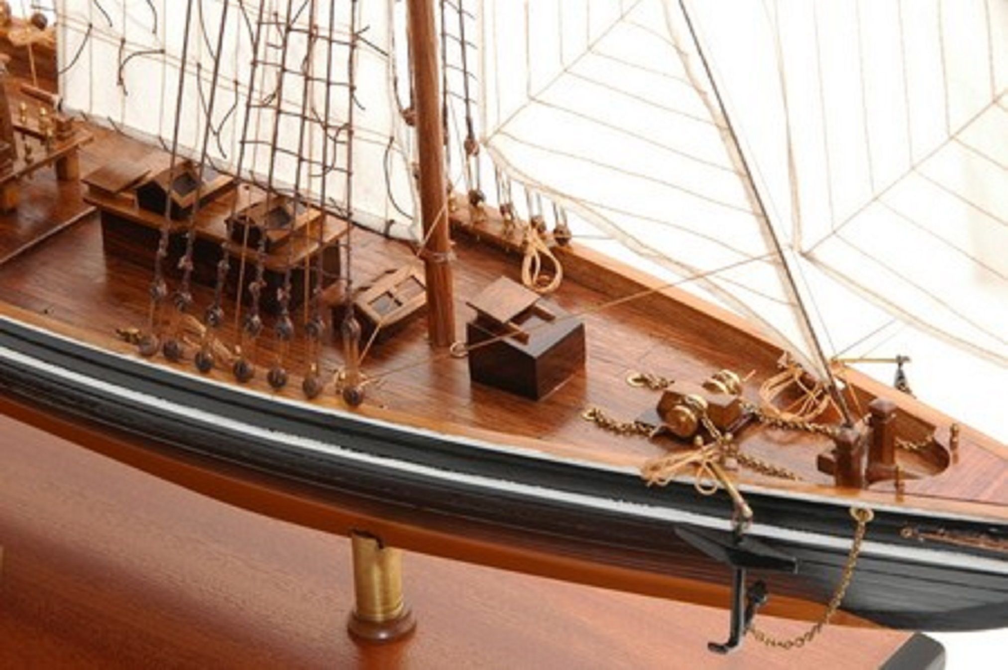 471-6975-Blue-Nose-II-Model-Yacht-Premier-Range