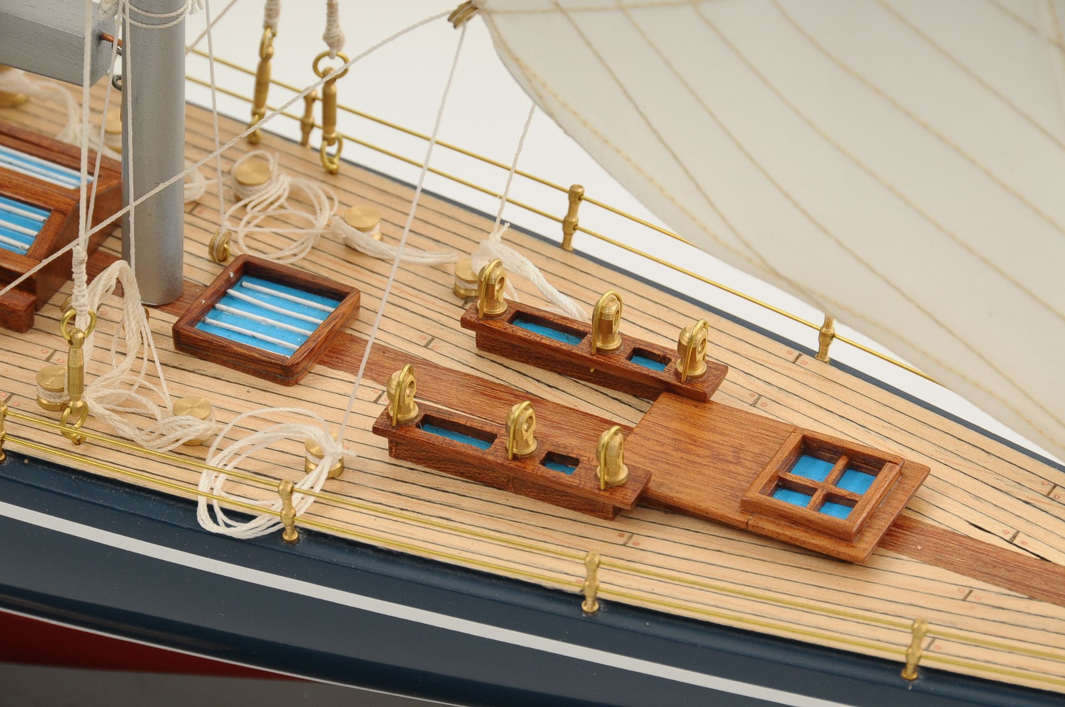 472-8250-Endeavour-Model-Yacht-Superior-Range