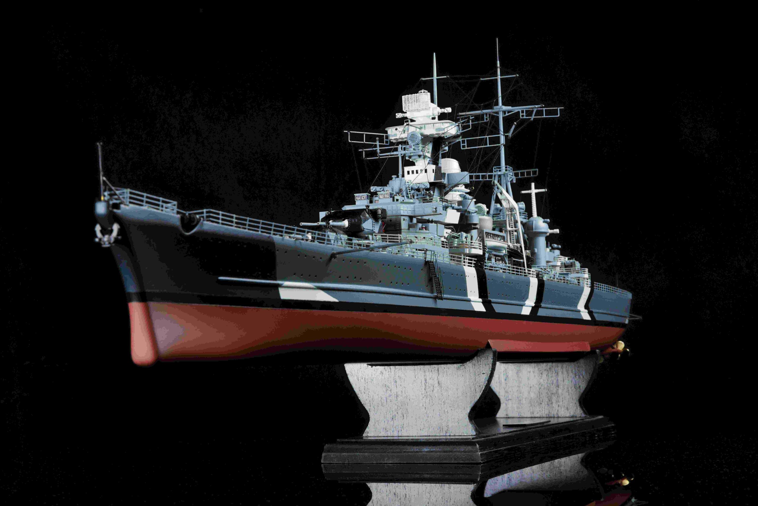 OcCre-Maqueta_de-madera_barco_prinz_eugen_1_200_frontal_fondo_negro-scaled