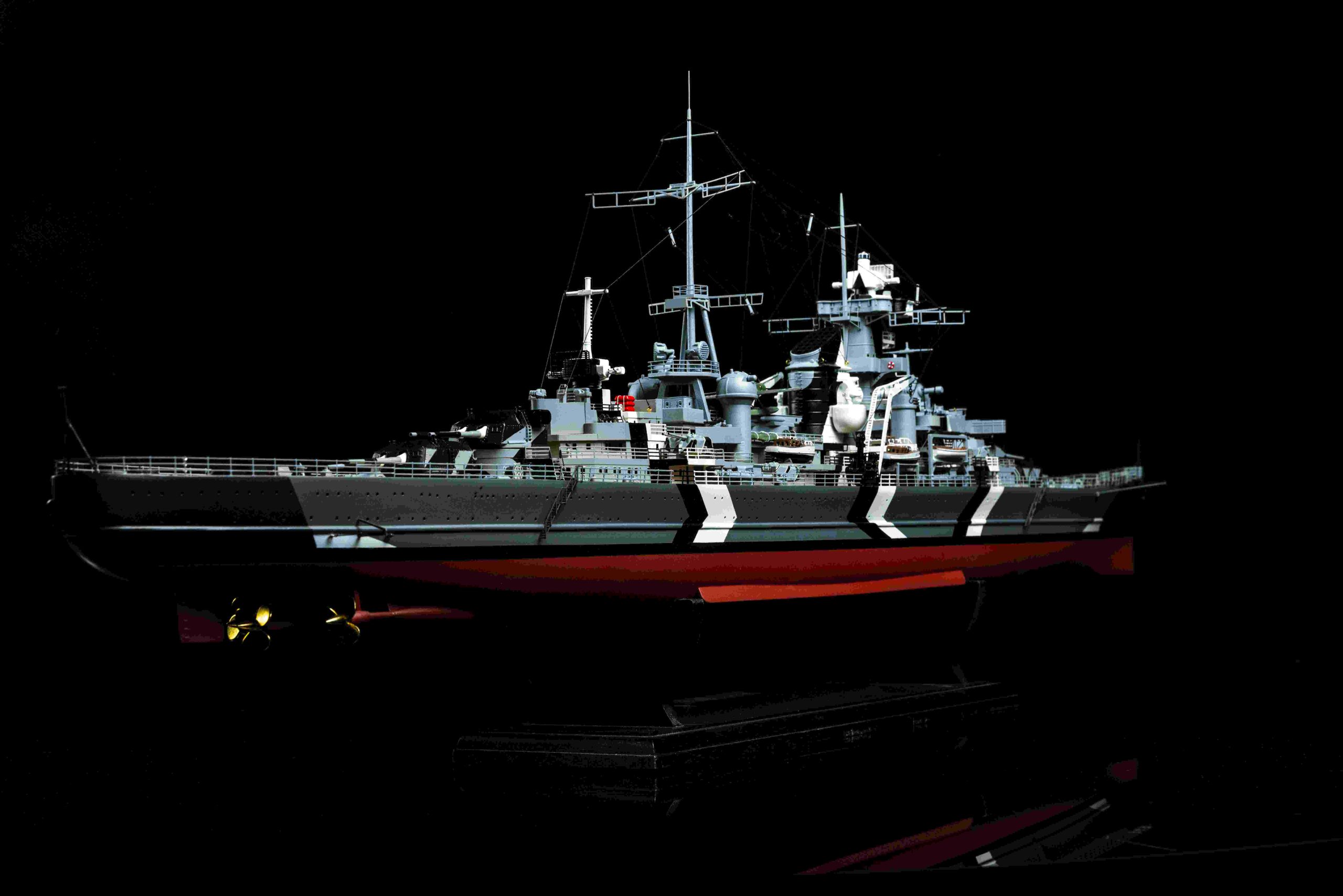 OcCre-Maqueta_de-madera_barco_prinz_eugen_1_200_general_fondo_negro-scaled