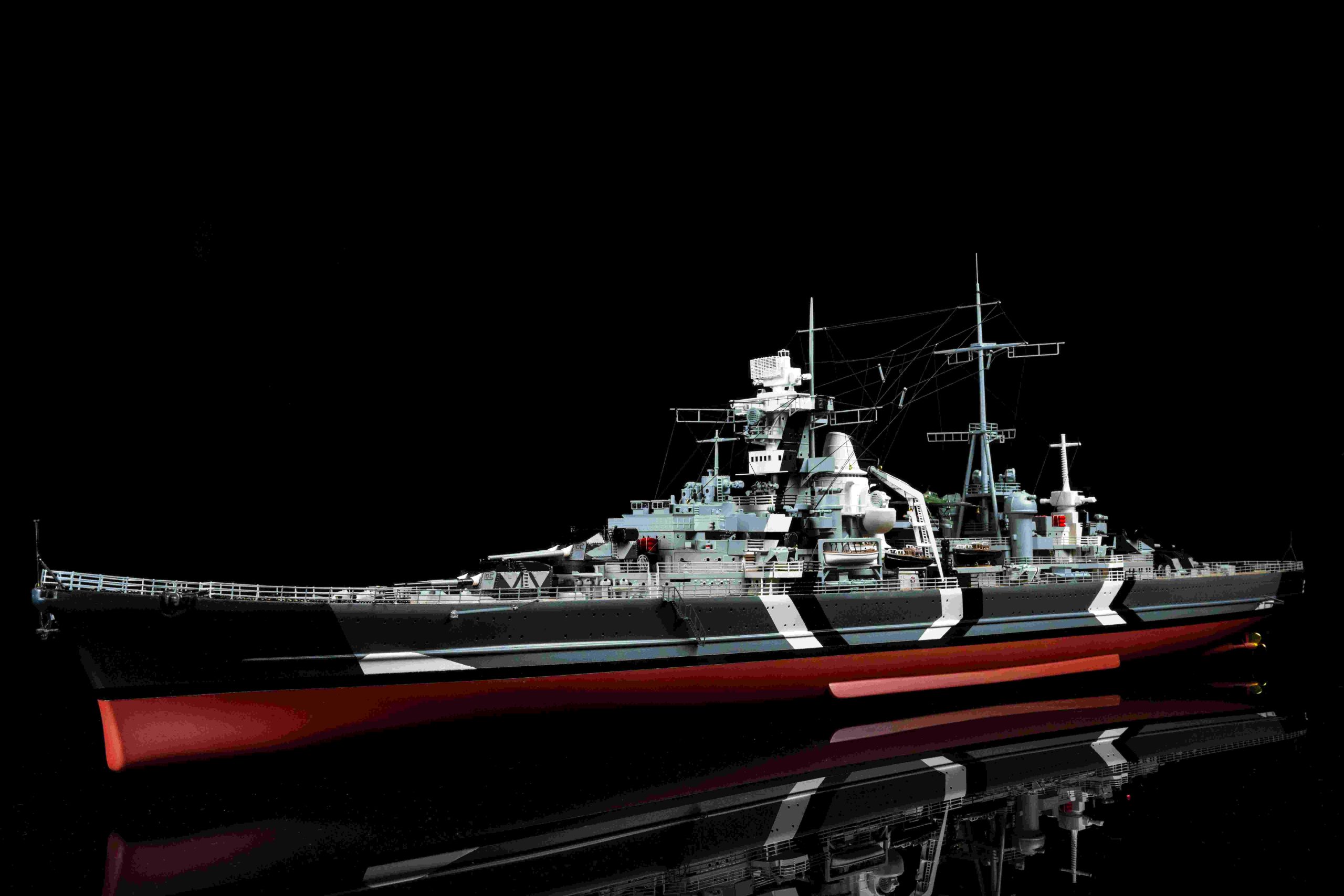 OcCre-Maqueta_de-madera_barco_prinz_eugen_1_200_lateral_fondo_negro-scaled